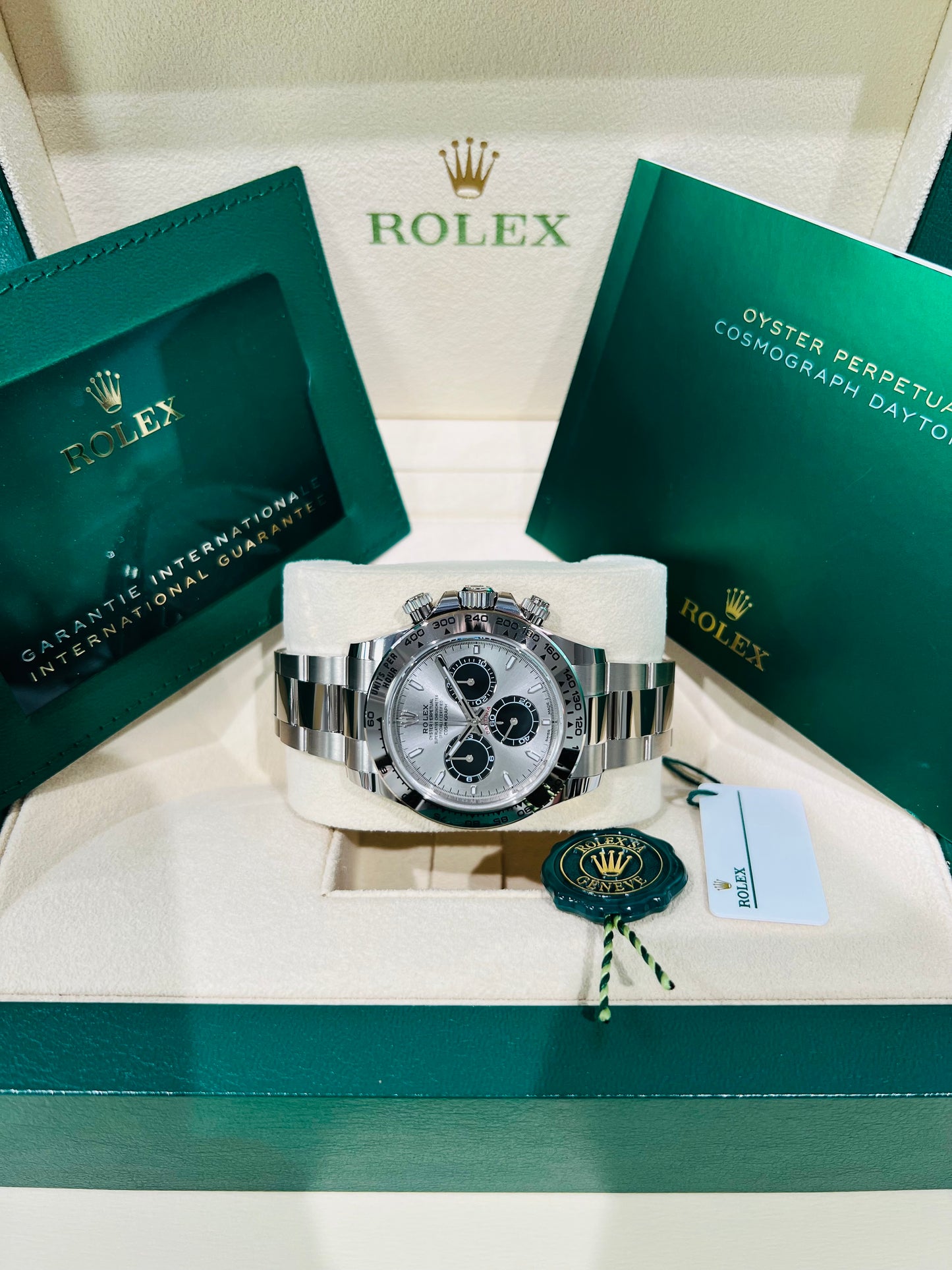 Rolex Cosmograph Daytona 40mm, Men's Watch 18K White Gold Silver Dial and Oyster Bracelet. Modle # 126509