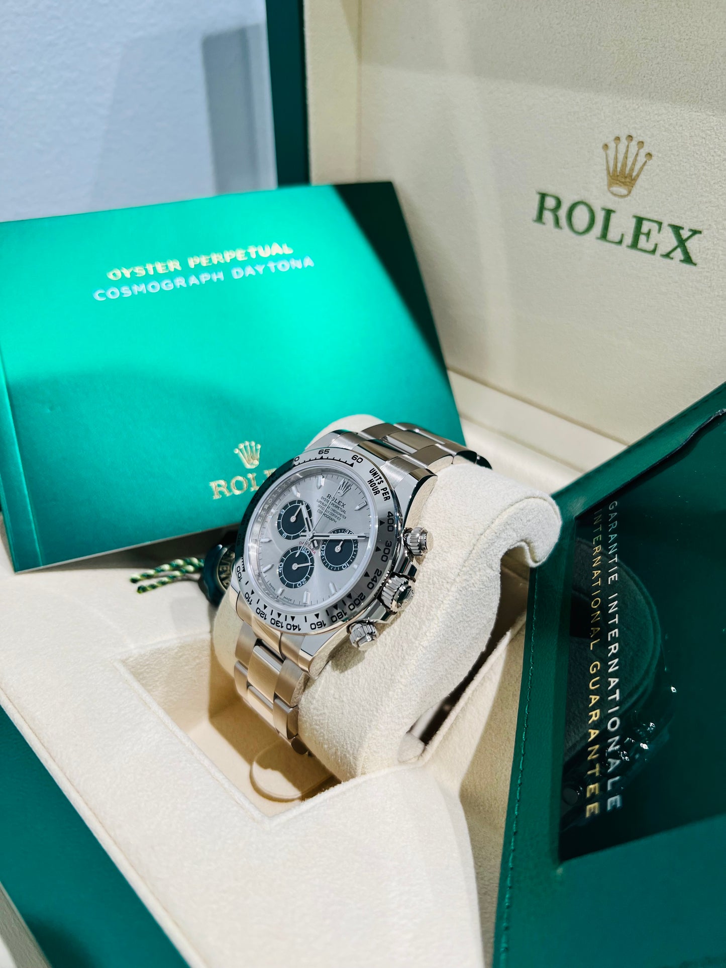 Rolex Cosmograph Daytona 40mm, Men's Watch 18K White Gold Silver Dial and Oyster Bracelet. Model #126509